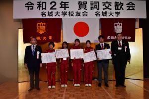 表彰　女子駅伝部･硬式野球部学生と山田会長と小原学長.JPG